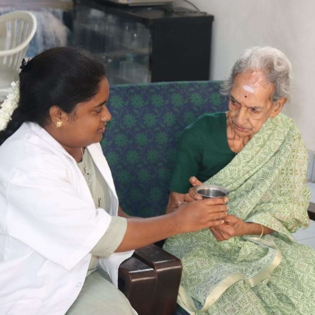 Nurse from Lucky Home Health Care comforting an elderly patient at home in Chennai with kindness and empathy.